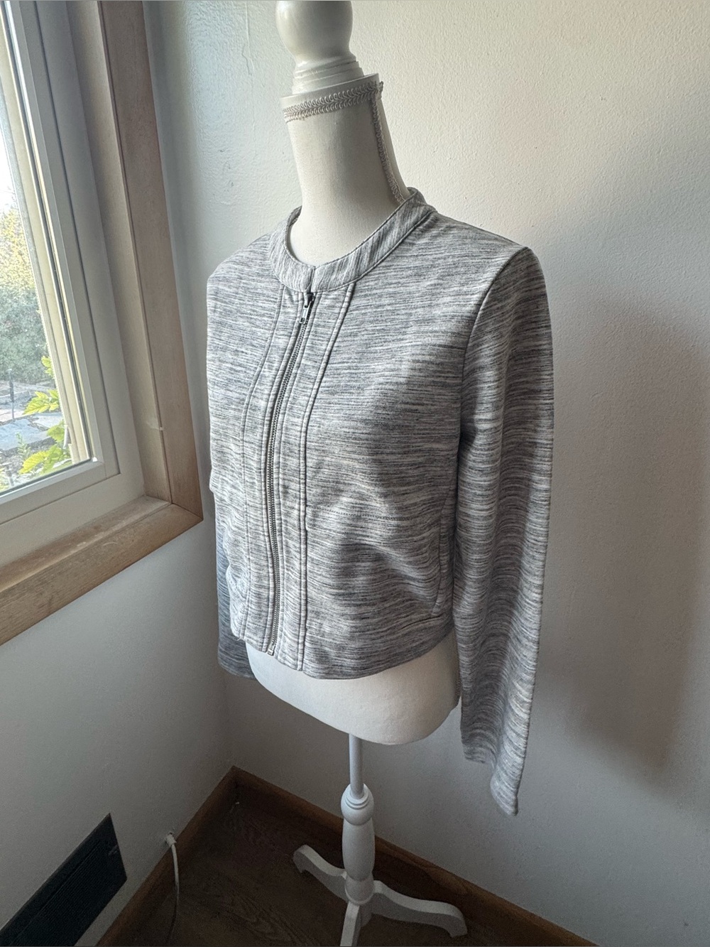 Fabletics Gray Cropped Zip-Up Jacket – Large